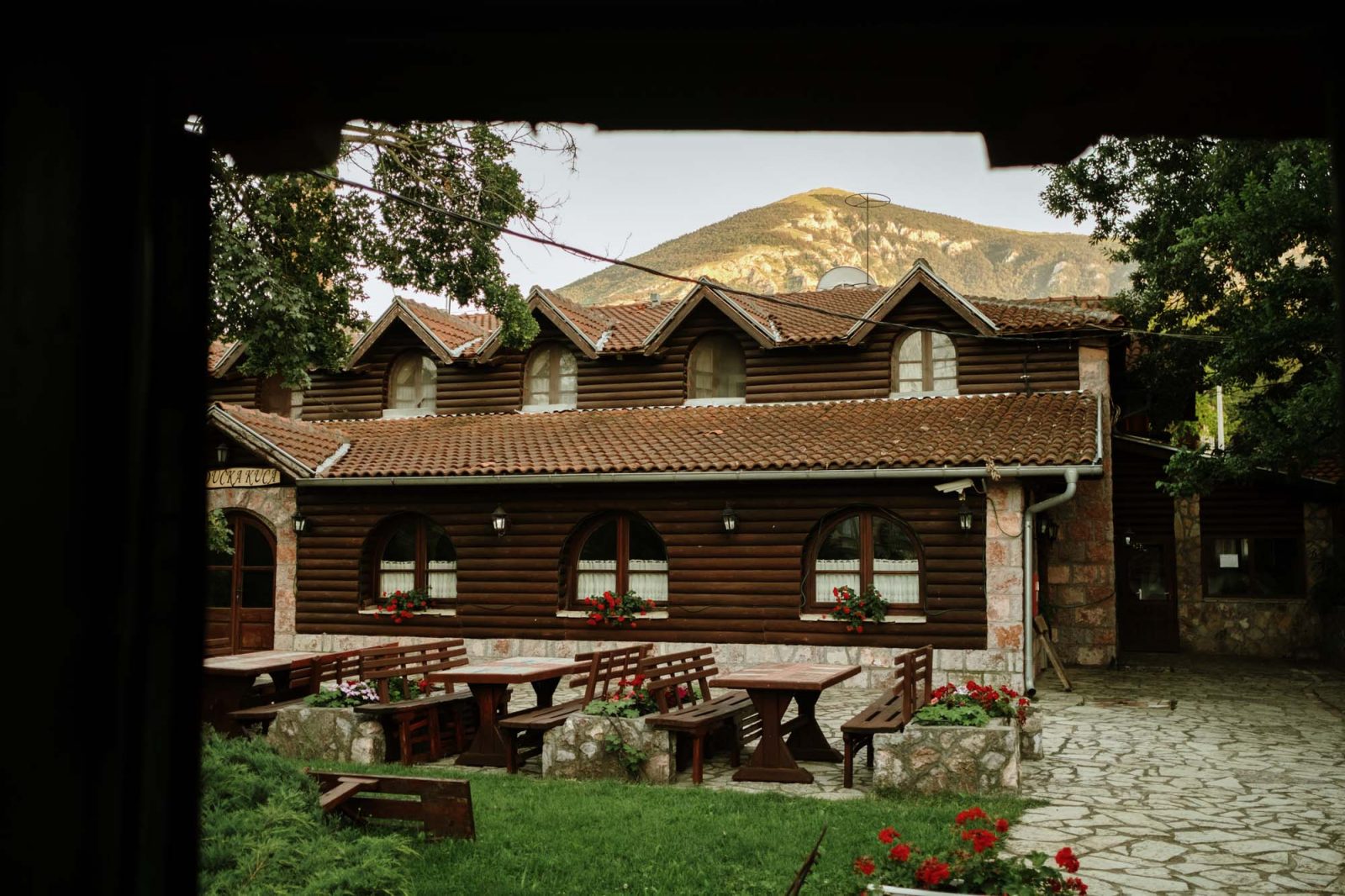 Rtanj, zimovanje, smeštaj, Etno hotel Balašević, prostor ispred hotela